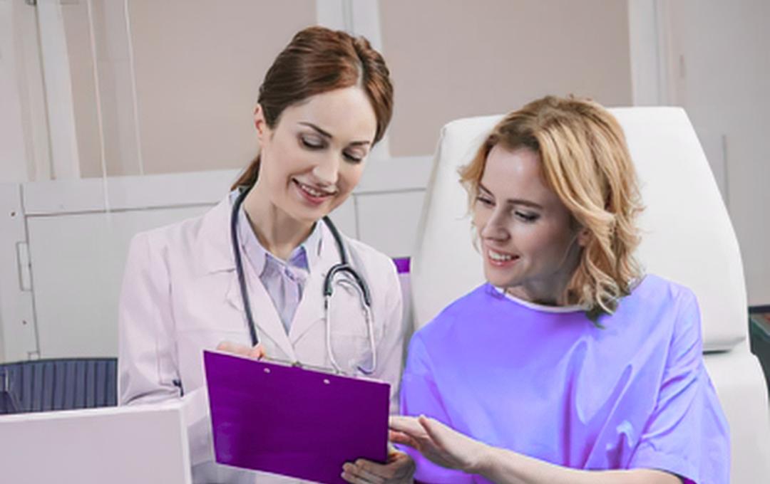 Common Questions About The Detection Of Fibroids 6 Woman consulting a fibroid specialist to discuss symptoms and treatment plan
