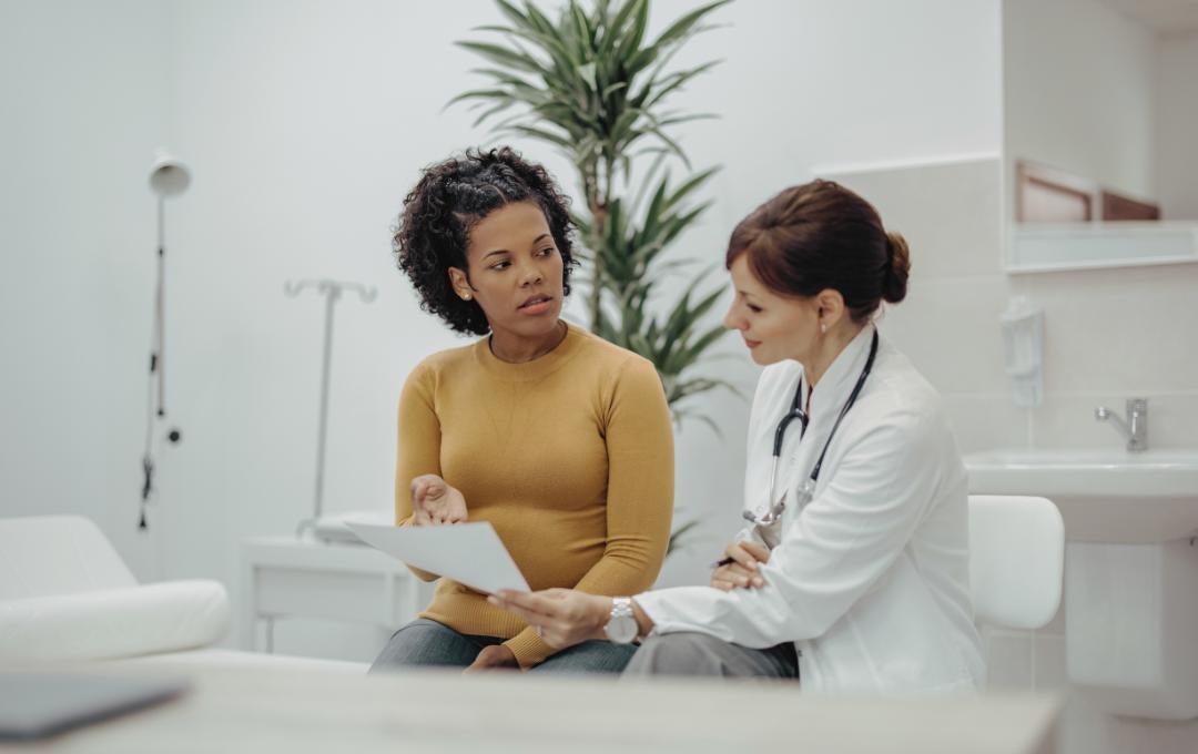 Can Uterine Fibroids Cause Digestive Problems? 5 A woman consulting a fibroid specialist to discuss symptoms and UFE treatment.